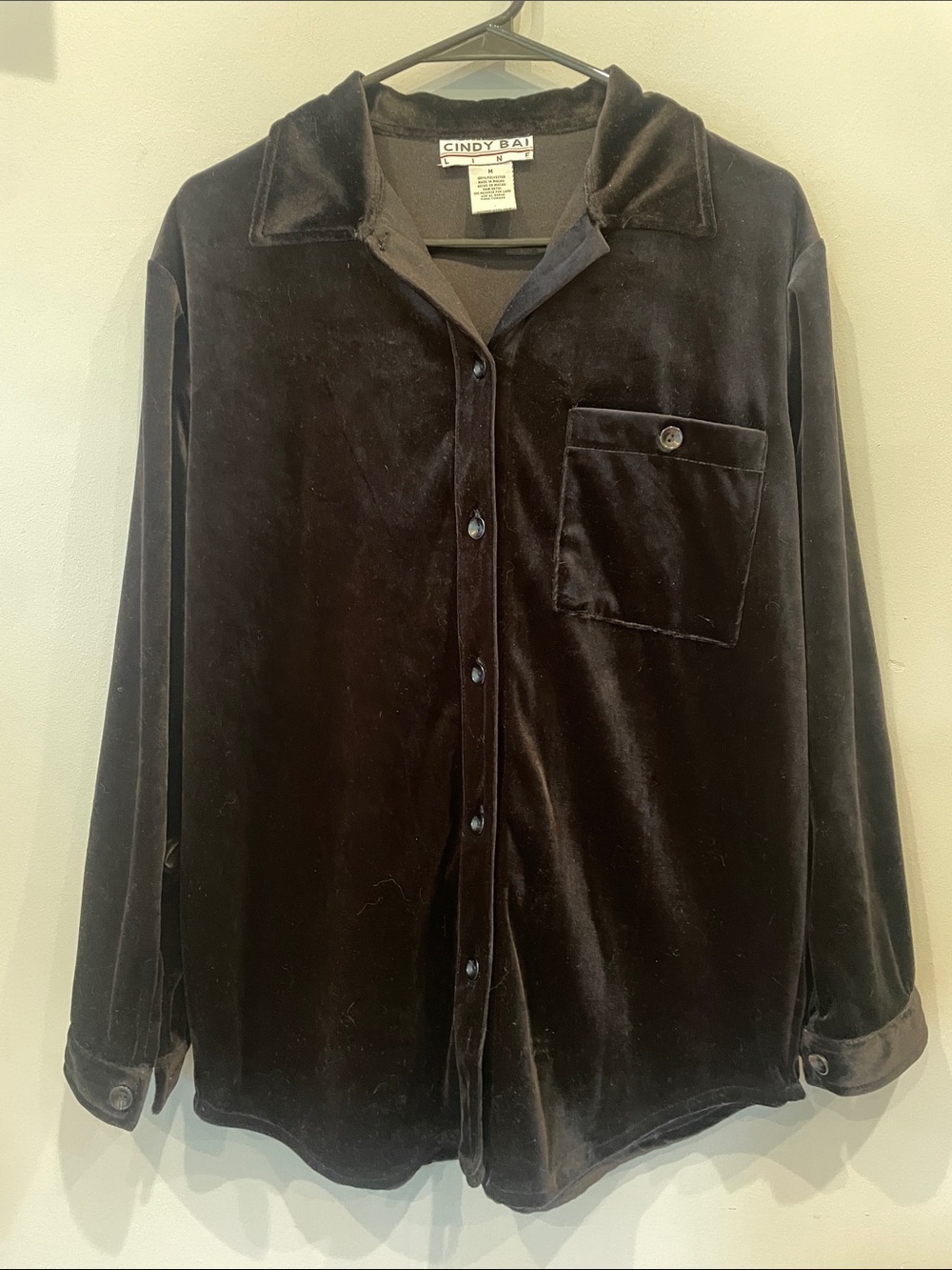 Elegant Black Velvet Button-Up Shirt vintage medium single front pocket